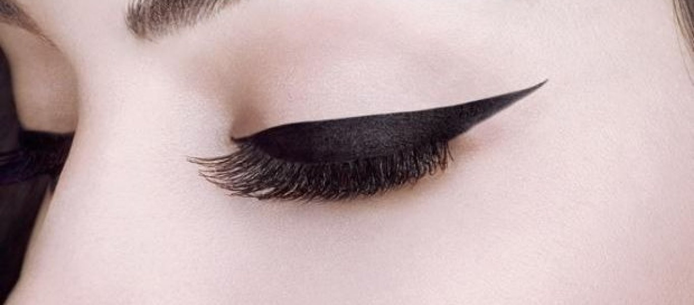 Cat eye look: Πώς θα κάνετε την τέλεια γραμμή eyeliner (βίντεο)